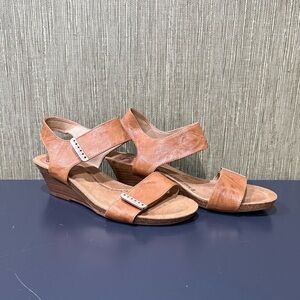 Sofft Verdi II Wedge Sandals Size 8.5 W in Luggage (tan) New without tag